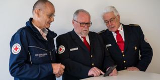 Beim Testen der neuen App (von links): Hans Dieter Scheerer, Präsident des DRK-Kreisverband Böblingen, Klaus-Dieter Grossnick, Bereichsleiter Rotkreudienste, und Dr. med. Kurt Weber, Kreisverbandsarzt.